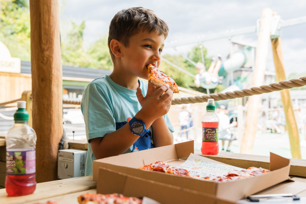 Kid eating pizza